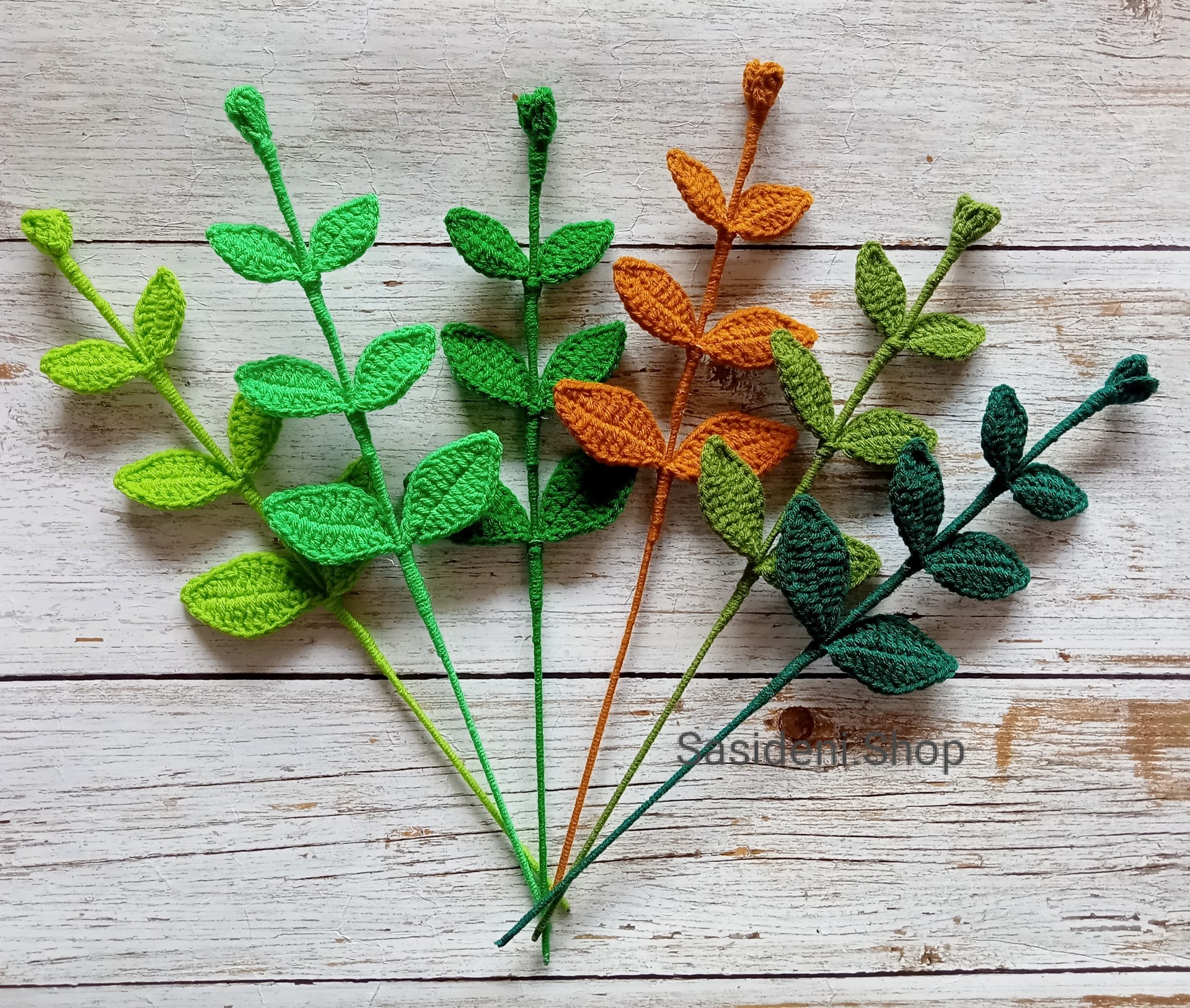 Handmade crochet flowers, flowers, leaves for decorating flower vases. And put them in flower vases, arrange flower bouquets